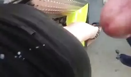 Vrlo mlada manekenka u pantyhose pozira za retro film sex poznati časopis.