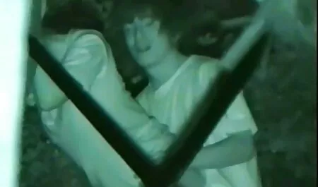 Crnac i azijska djevojka imaju izuzetno nježan sastanak, prepun poljubaca. vintage film sex milovanje i ljubavni šapat