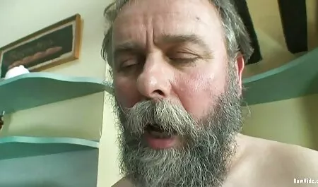Crvenokosa se retro erotic cinema zabavlja igrajući se sa svojom pičkicom