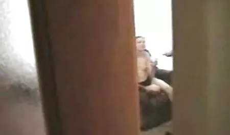 Kučka nevjerojatno masturbira člana voljene osobe retropornfilms