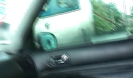 Susrevši se na mreži, brineta regi porno filmek je pozvala momka da se jebe kod kuće