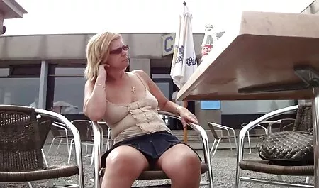 Lijepa crna žena maserka masira strastvenog muškarca rukama vintage film sex