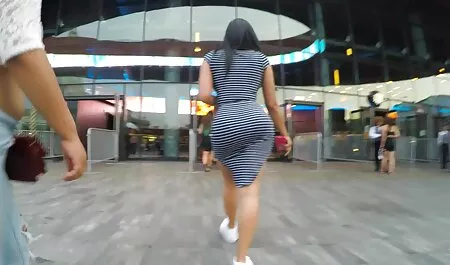 Mladi, seksi studenti igraju igru ​​i imaju retro xxx film veliku gangbang