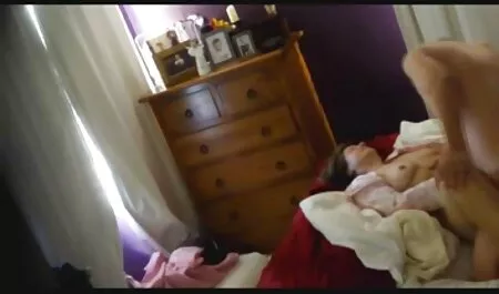 Izvlačeći peciva ispod kul glazbenika, dvoje mladih studenata izložilo je svoja seksi tijela i započelo se međusobno pregledavati lupom, ili su tražili točku xxx vintage G ili tragove usisavanja