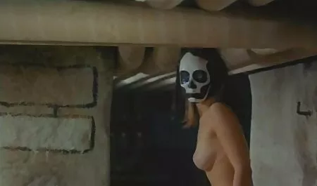 Debela kuja pokazala je svoju dlakavu retro xxx tube pičku