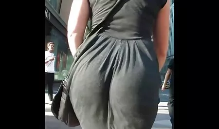 Kučka je jebala i vezala prijateljicu kako bi sisala penis svog vintage mature film dečka