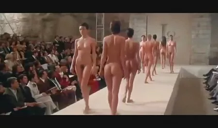 Mojoj crvenokosoj german retro xxx pički i pokazuje guzicu