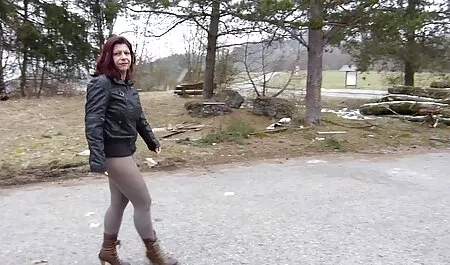 Ruska djevojka, tuširajući se, zamolila je svog prijatelja retro erotic cinema da joj trlja leđa i kao nagradu obećala da će mu usisati kurac i predati se svim pukotinama.