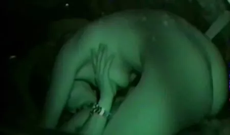 Kovrčava plavuša dobiva dobar dio vintage porno films orgazma