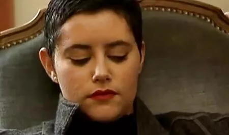 Prilična kučka nagnula se nad rakom xxx vintage girls i pokazala svoje prekrasno dupe