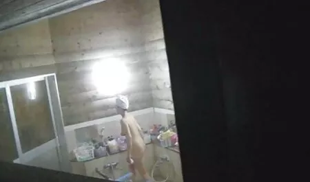 Tip se dogovorio telefonom da se sastane s mladom kurvom, kad je došao k njoj, ona je classic porno movies već ugrijela mokru vaginu prstom, pa je momak otišao ravno u posao