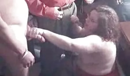 Čovjek prstom pokaže svoj uspaljeni kurac koji će film vintage porn uskoro eksplodirati spermom