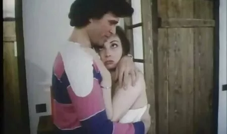 Strašna kurva, povela sa svojom titranom djevojkom, umočila se u ulje i puzala na muškarca s ogromnim kuracem. Tip vrlo bezobrazno vuče mlade kuje u retro film erotic mokrim pukotinama