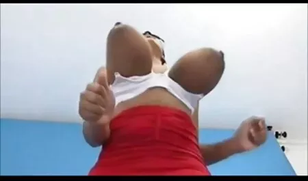 Seksi brineta vintage film porn igra vibrator sa svojom pičkicom
