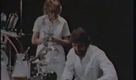 Seksi brineta jebe sex filmi retro svog dečka jezikom u guzi, sisa mu teški penis