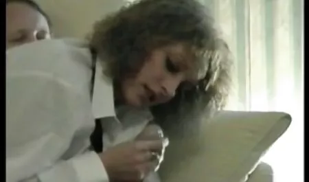 Djevojka se zajebava s vintage erotic film muškarcima u striptiz klubu