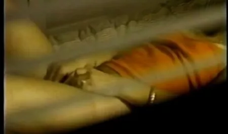 Porno zvijezda anđije u fleksibilnim retro film sex pozama