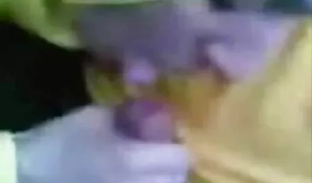 Slatki tip jebe mršavu seksi crnku i retro sex film cum joj naočale