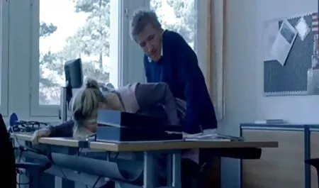 Sjedeći na WC-u, pijani vintage film xxx muškarac stavlja mladu kuju na svoj kurac