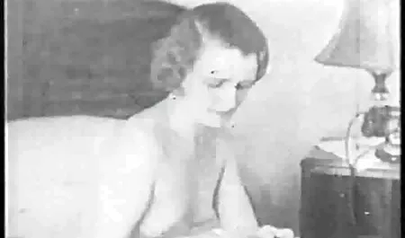 Tamnokosa djevojka u minici u kabini sex film retro na plaži
