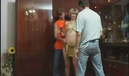 Taksist je vintage porno films povukao plavušu na ruku