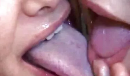 Debela, zrela retro xxx vid plavuša hoda gola gradom i posvuda je pljesnula