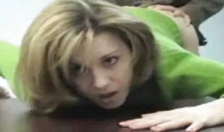Plavuša u prugastim čarapama vijuga porn film retro pred kamerom