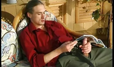 Dude je došao u posjet susjedu i vidi da njegova supruga puši raširene noge i miluje film vintage porn njegovu macu, otkrio je penis i požurio da osvoji ovaj uzbuđeni jaz