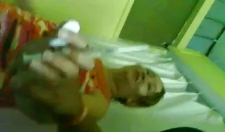 Bitch je rukama razmazao kremu i retro italian xxx suprug masturbirao kurac