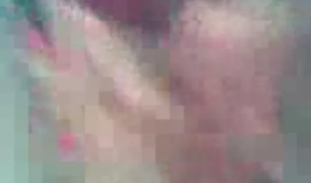 Čovjek se snimio kamerom dok je porn film retro prstom kurao kurac