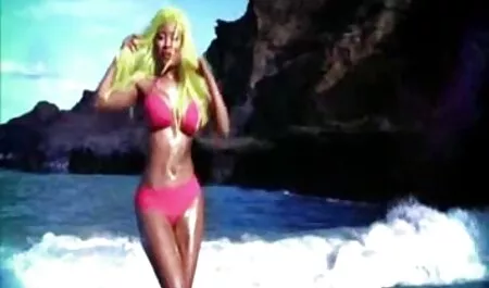 Blondie je sjela piškiti po kukuruzištu i sex vintage xxx počela milovati svoju pičku
