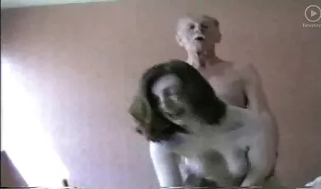 Vanessa usisava vintage old porno kurac u javnom parku