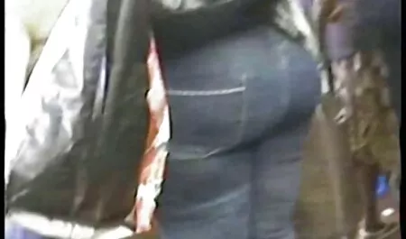 Zgodna ljepotica vješto pokazuje svoje lijepe grudi, duge noge i slatku guzu dok njen dečko tube sex classic sve to snima na video