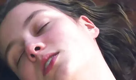 Prsata kuja ukazivanje dildo u čamcu joj maca mature retro film