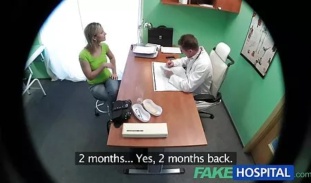 Bujna, bez grudi pilić miluje se pod vintage porno films tušem