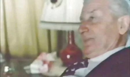 Mlada Njemica toliko je uzbuđena da usisava člana svog dečka ravno na ulicu, ne može izdržati kuću, maca joj gori od uzbuđenja german vintage film i frajer mora da je jebe na ulici