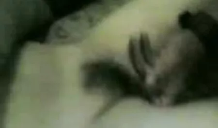 Usisao je, a zatim je jebao između sise classic porno movies