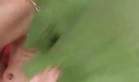 Dva momka navukla su retro filme porno plavušu s rakom