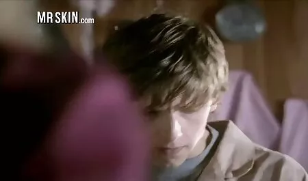 Djevojka je željela grickalicu i naručila pizzu. U kutiji film vintage porn ju je čekalo veliko iznenađenje u obliku člana kurira. Djevojka se probila zbog vidljivosti i pohlepno napala čovjekov kurac