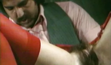 Usisao xxx film retro je kurac i dobio joj porciju sperme
