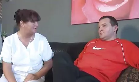Čovjek stavi bundevu na vintage mature film glavu i jebe mu kuju u ustima