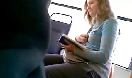 Zreli u bijelim čarapama masturbiraju retro xxx vid ispred kamere