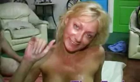 Kitty Lee se retro film porn raduje dildo